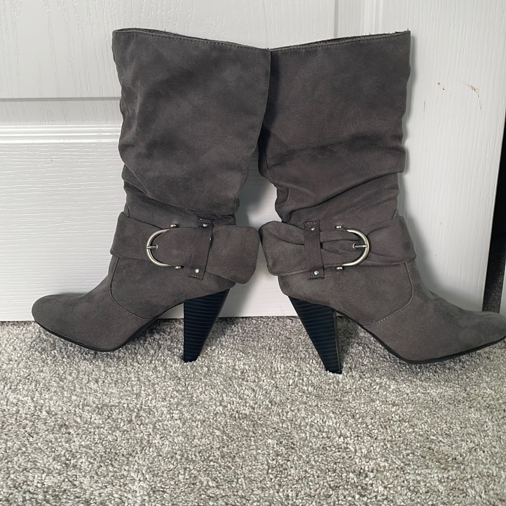 Women’s boot. Apt 9. Grey faux suede/moleskin. Size 6